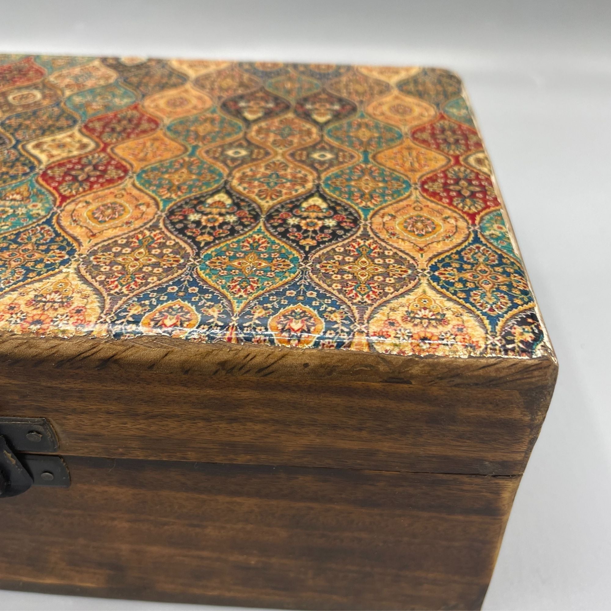 Large Ceramic-Glazed Wooden Keepsake Box – 20x15x7.5cm – Traditional Pattern – detail view 2 of ceramic glazed wooden box